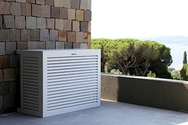 verberg de airconditioning op het terras of balkon