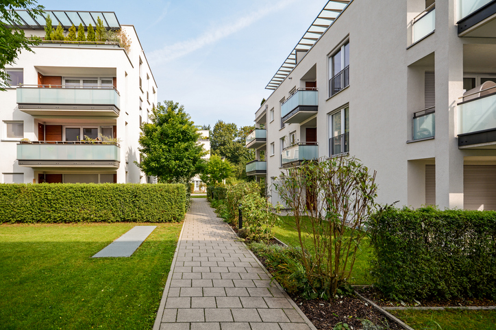 Allée d'immeubles de copropriété