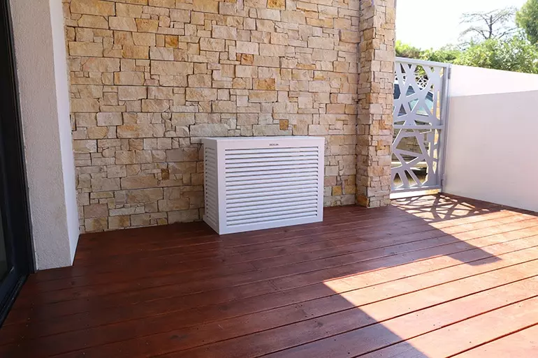 aantrekkelijke witte terras airconditioning cover